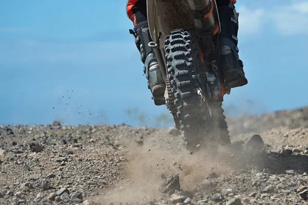 Motorcrosser versnellen in dirt track — Stockfoto