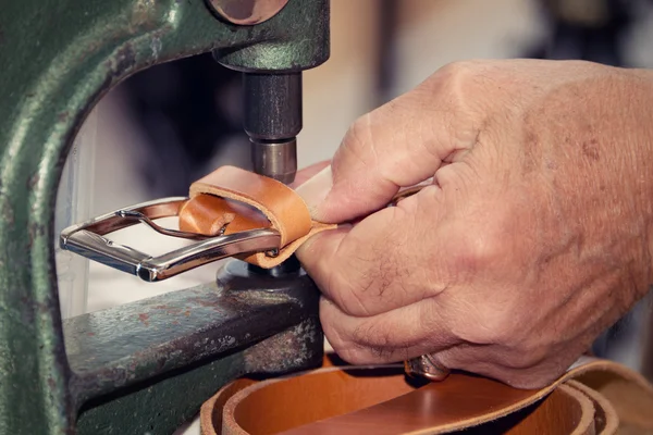 Виробництво пояса, handicraftsman — стокове фото