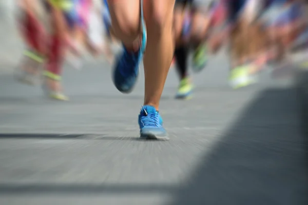 마라톤 실행 경주, 도시도로, 추상에 사람들 발 — 스톡 사진