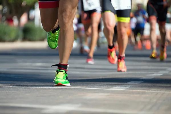 Maratona corsa corsa, la gente piedi sulla strada della città — Foto Stock