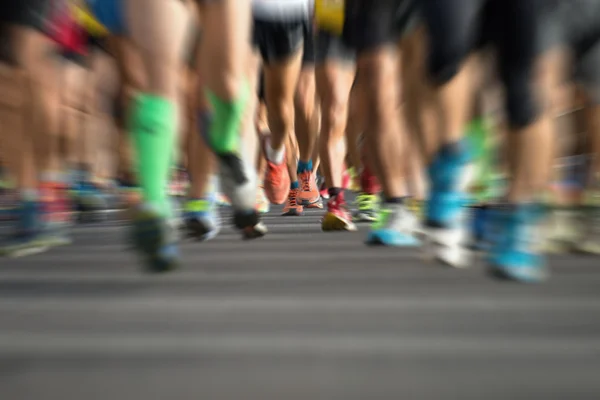 Carrera de maratón, personas pies en la carretera de la ciudad, abstracto — Foto de Stock