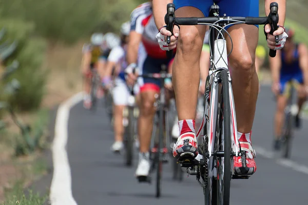Группа велогонщиков на профессиональной гонке — стоковое фото
