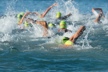 Grup insanlar içinde de triatlon Yüzme wetsuit