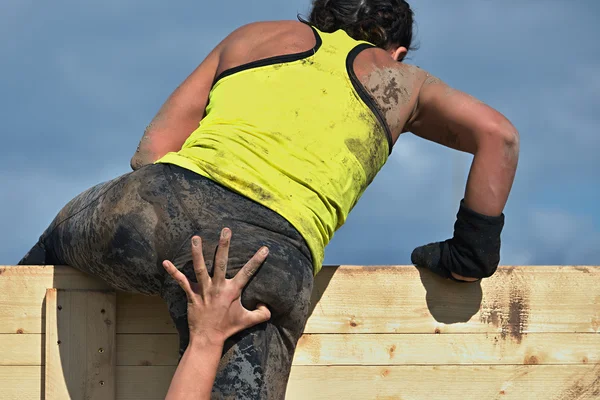 Mud race runners — Stock Photo, Image