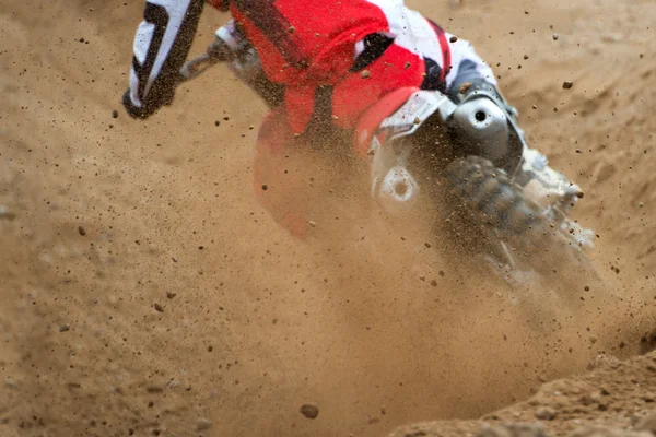 Мотокрос гонщик прискорюється в ґрунтовій трасі — стокове фото