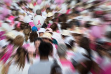 Göğüs kanseri farkındalığı kurdelesi