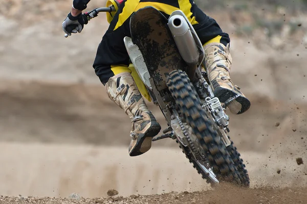 Escombros voadores de um motocross em pista de terra — Fotografia de Stock