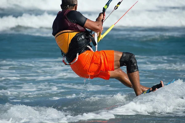 Paseos en kite surfer —  Fotos de Stock