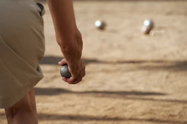 Senior spielt Boule — Stockfoto