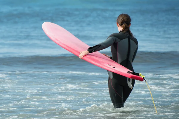 Surfista chica entrar en las aguas — Foto de Stock