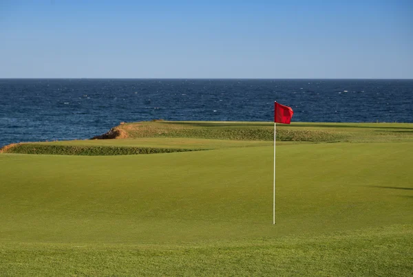 Vista deslumbrante de um campo de golfe costeiro — Fotografia de Stock