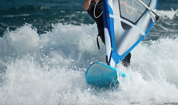 Windsurfer που κινείται στα κύματα της ελαφρά φουρτουνιασμένη θάλασσα — Φωτογραφία Αρχείου