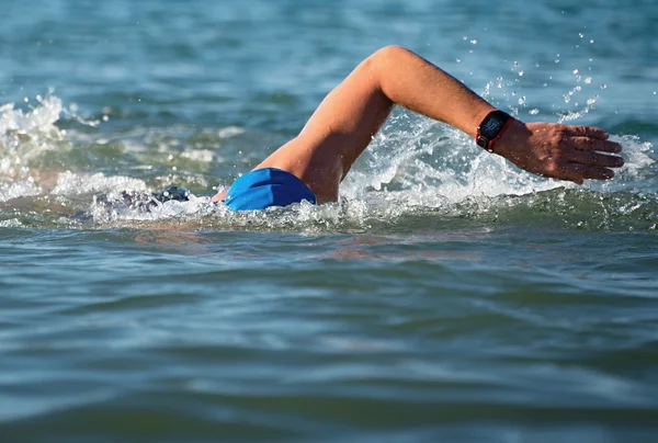 Un homme nageant devant ramper — Photo