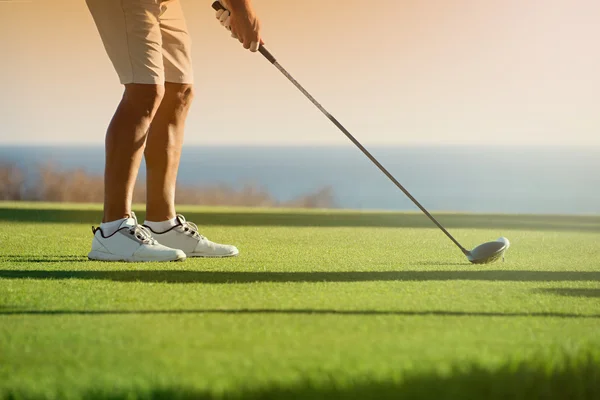Golfista vai tee off ao pôr do sol — Fotografia de Stock
