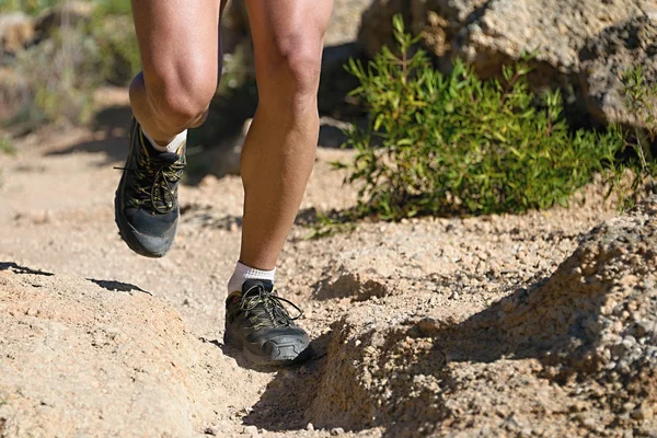 Trail running man na ścieżce górskiej ćwiczenia — Zdjęcie stockowe