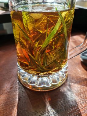 Şeffaf cam bardak ve bitki çayı.