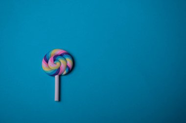 mavi arkaplan renkli lolipop
