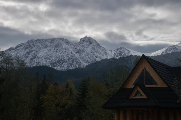 House Overlooking Mountains Snow — Stock Photo, Image