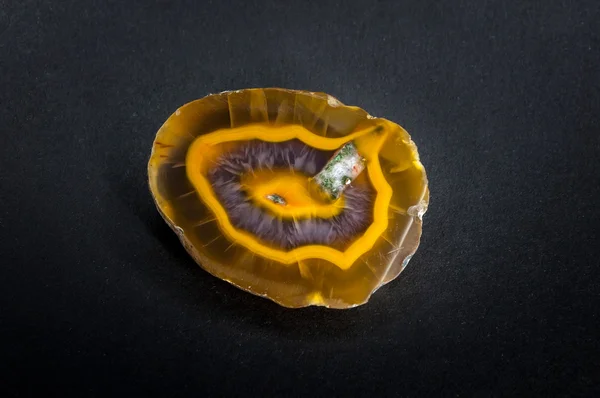 Orange Agate с круглой текстурой на сером фоне — стоковое фото