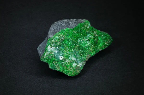 Уваровитский минерал на сером фоне — стоковое фото
