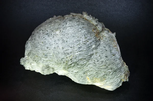Barita, geología mineral sobre fondo gris — Foto de Stock