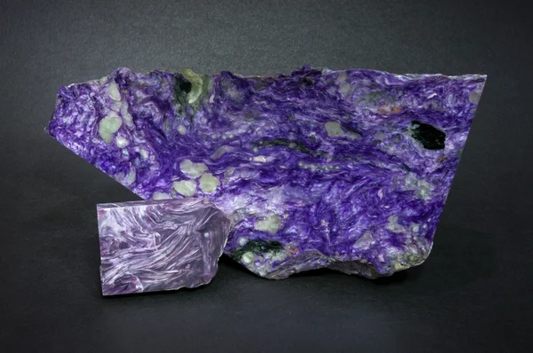 灰色の背景にロシア産チャロアイト珍しい紫鉱物 — ストック写真