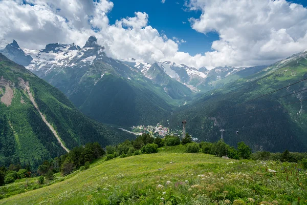 Prohlédni si na vesnici Dombay z hory Moussa-Achitara. — Stock fotografie