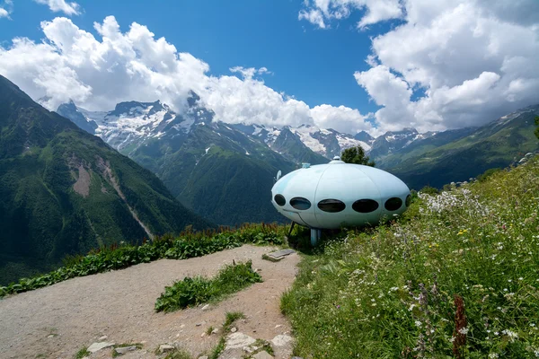 O Futuro - hotel futurista nas montanhas do Cáucaso. Arquiteto - Matti Suuronen . — Fotografia de Stock