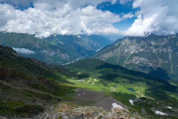 Vista sobre o vale Gonachkhir a partir da montanha Moussa-Achitara . — Fotografia de Stock