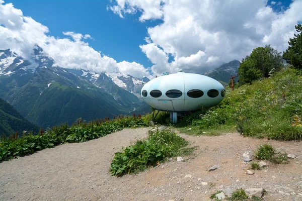 Futuro - futuristiska hotel i bergen i Kaukasus. Arkitekt - Matti Suuronen — Stockfoto