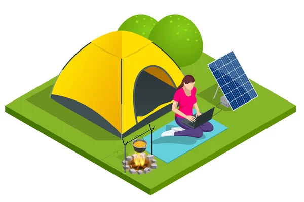 Campeggio o campeggio turistico isometrico con tenda e falò. La ragazza lavora su un computer portatile, che è collegato a una batteria solare. Fonti energetiche rinnovabili. Sistema di accumulo di energia di backup. — Vettoriale Stock