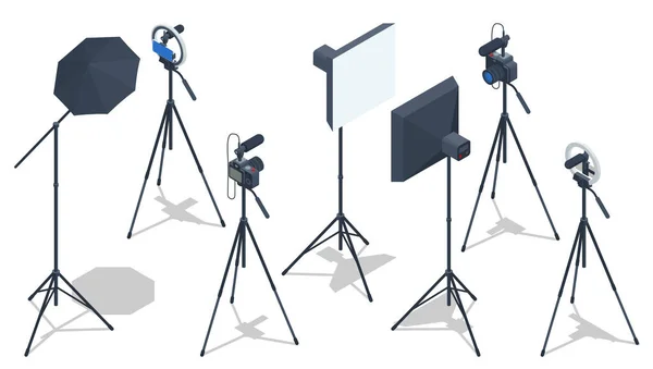 Isometrisk Video Blogger Spela in video med kamera. Utrustning för att göra video för blogg, vlog översyn eller online streaming. Studio lampa ljusring, selfie foto kamera pinne — Stock vektor