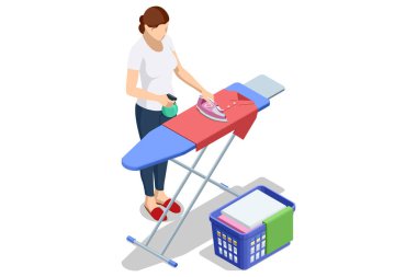 Ütü masasındaki kırmızı gömleği katlanmış kıyafetlerle dolu çamaşır sepetiyle ütüleyen bir kadın resmi. Ev yapımı tekstil bakım ve ev işi sahnesi.