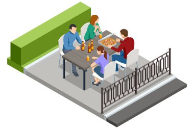 Açık kafede pizzalı bir aile. Masada aile, pizza ve birayla Isome 'ın açık hava kafe sahnesi. Çitli ve yeşil çitli şehir terası yemek konsepti.