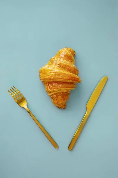 Croissant Fresco Individual Sobre Fondo Azul Visto Desde Arriba Vista — Foto de Stock