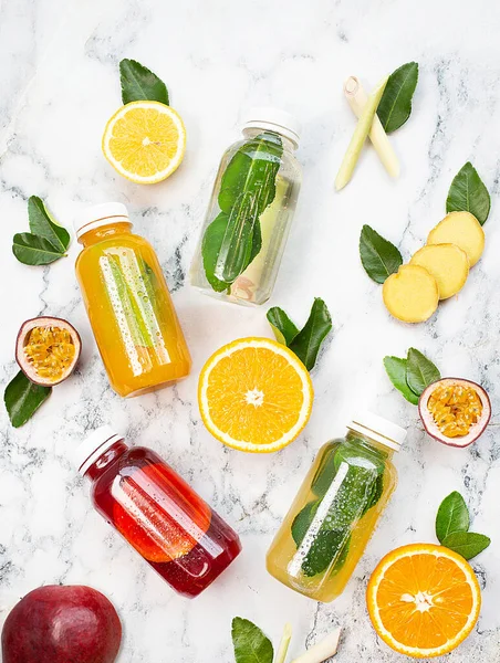 Natürliche Limonade Mit Früchten Auf Marmortisch Orange Passionsfrucht Zitrone Ingwer — Stockfoto