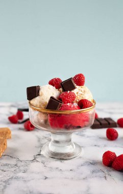 Çeşitli dondurma aromalı vanilya, ahududu, çikolata, karamel. Yaz ve Tatlı menü kavramı.