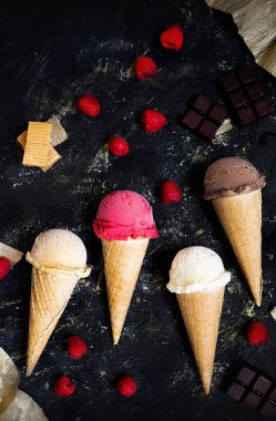 Vanilya, ahududu, çikolata ve karamel karışımında çeşit çeşit dondurma. Yaz ve Tatlı menü kavramı.