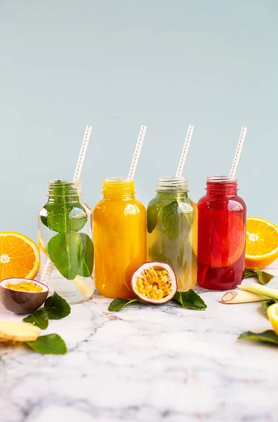 Natürliche Limonade Mit Früchten Auf Blauem Hintergrund Plastikflaschen Mit Strohhalmen — Stockfoto