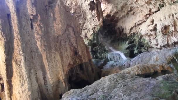 Cascada en cueva. Turquía . — Vídeo de stock