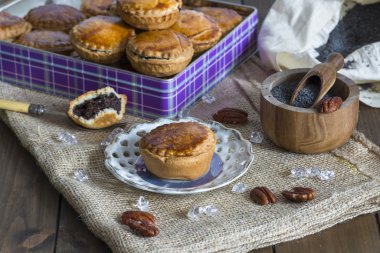 Haşhaş tohumu ve ceviz dolgu ile pasta kek