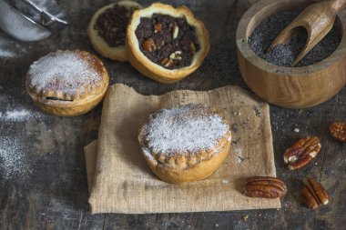 Haşhaş tohumu ve ceviz dolgu ile pasta kek