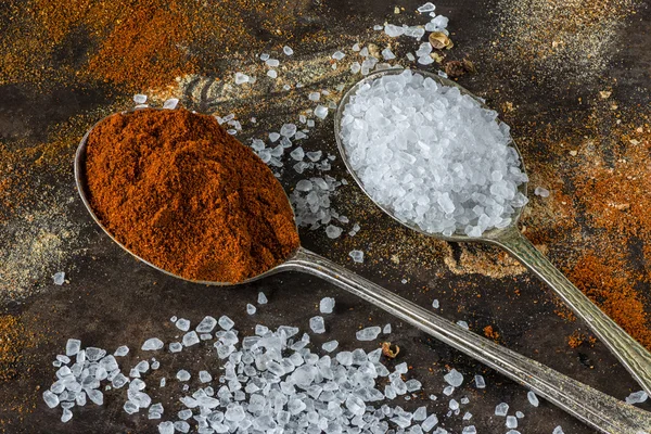 Paprika a křišťálová sůl na rustikální barevné pozadí-zaostřená — Stock fotografie