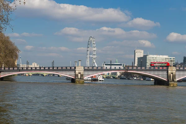 Uitzicht op de London Eye over de Lambeth brug over de Theems — Stockfoto