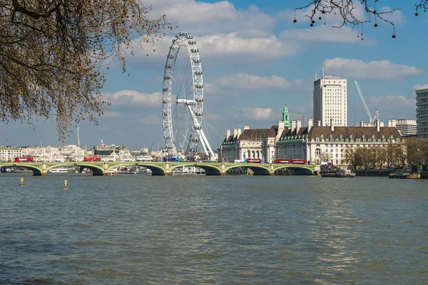 Uitzicht op de London Eye over de Lambeth brug over de Theems — Stockfoto