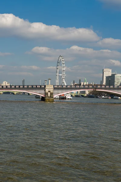 Widok na London Eye nad mostem Lambeth przez Tamizę — Zdjęcie stockowe