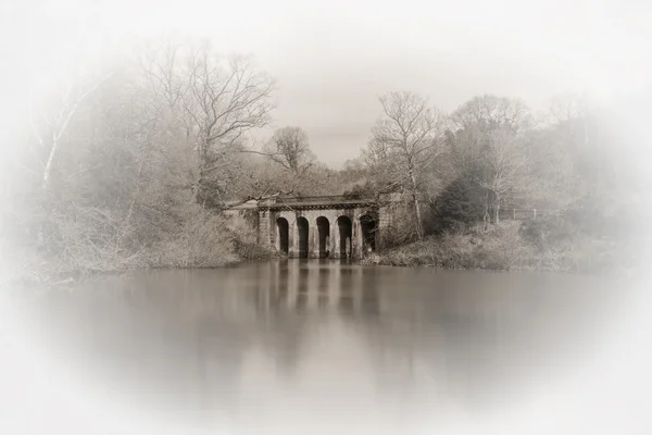 Oude viaduct in Hampstead Heath — Stockfoto