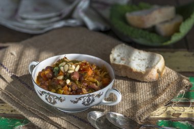 Savoy lahana güveç havuç ve borlotti ile fasulye