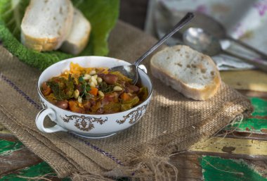 Savoy lahana güveç havuç ve borlotti ile fasulye