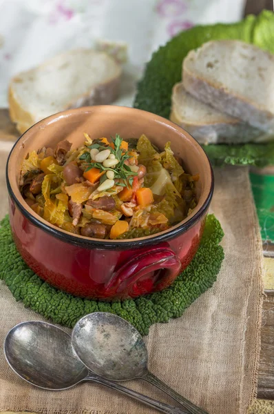 Savoy lahana güveç havuç ve borlotti ile fasulye